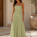 Abito con design a spalle scoperte