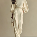 Top a Collo Girocollo a Righe Color Avorio e Completo di Pantaloni a Gamba Larga a Vita Alta