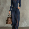 Top a maniche lunghe con pannello in pizzo blu navy e pantaloni a palazzo plissettati trasparenti (con cintura)