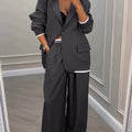 Blazer e pantaloni a due pezzi grigi a patchwork con scollatura Dingle