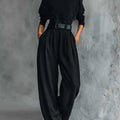 Set di due pezzi con T-shirt a maniche lunghe e collo alto completamente nero e pantaloni a gamba dritta (inclusa cintura)